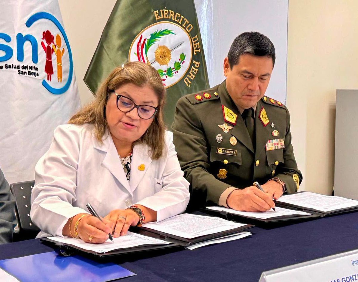 EjercitoPeru's tweet photo. #InfoEP | El @EjercitoPeru y el @INSN_oficial San Borja firmaron un Convenio Marco de Cooperación Interinstitucional para fortalecer la atención pediátrica especializada de los hijos del personal militar en actividad y retiro. #NDP https://t.co/7Ax0hGP9XG