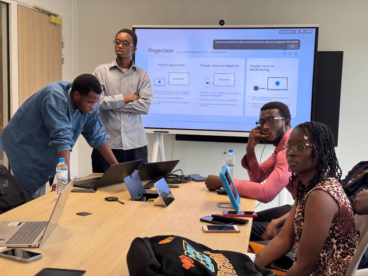 ODCGuinee's tweet photo. Hier 12 août, nos stagiaires OSC ont pitché leurs solutions à plusieurs directions d’Orange et recueilli les précieux retours des équipes métiers. 
Tout pour transformer leurs idées en solutions concrètes, pensées pour répondre aux défis réels du terrain.

#OrangeDigitalCenter https://t.co/cfyRSkosVS