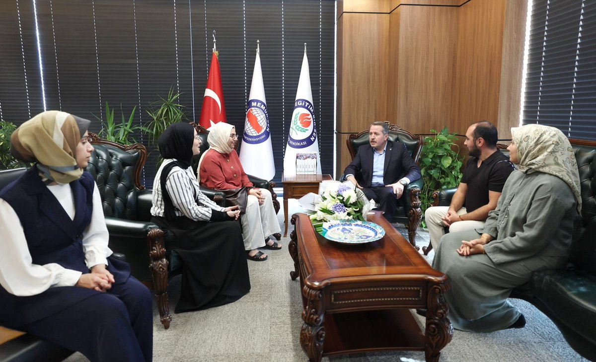 Yasingrms0's tweet photo. 🚨İl emri talebine Eğitim Bir Sen'den destek

İl emri bekleyen öğretmenlerimiz EBS Genel Başkanı Ali Yalçın ile görüştü. https://t.co/xEQotABVOt