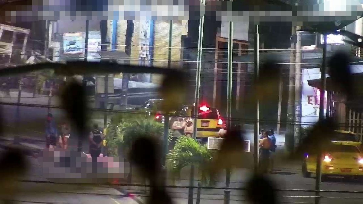ecu911Ibarra's tweet photo. 📍 #Quinindé | Desde el @ECU911_  se coordinó la atención de un siniestro de tránsito registrado en el paso lateral, sector Brasilia, donde una motocicleta perdió pista e impactó contra un poste.

🚔 Al lugar acudieron unidades de @PoliciaEcuador y una ambulancia de @Salud_Ec. Personal policial confirmó el fallecimiento de un ciudadano de sexo masculino.

#LíneaÚnicaParaEmergencias