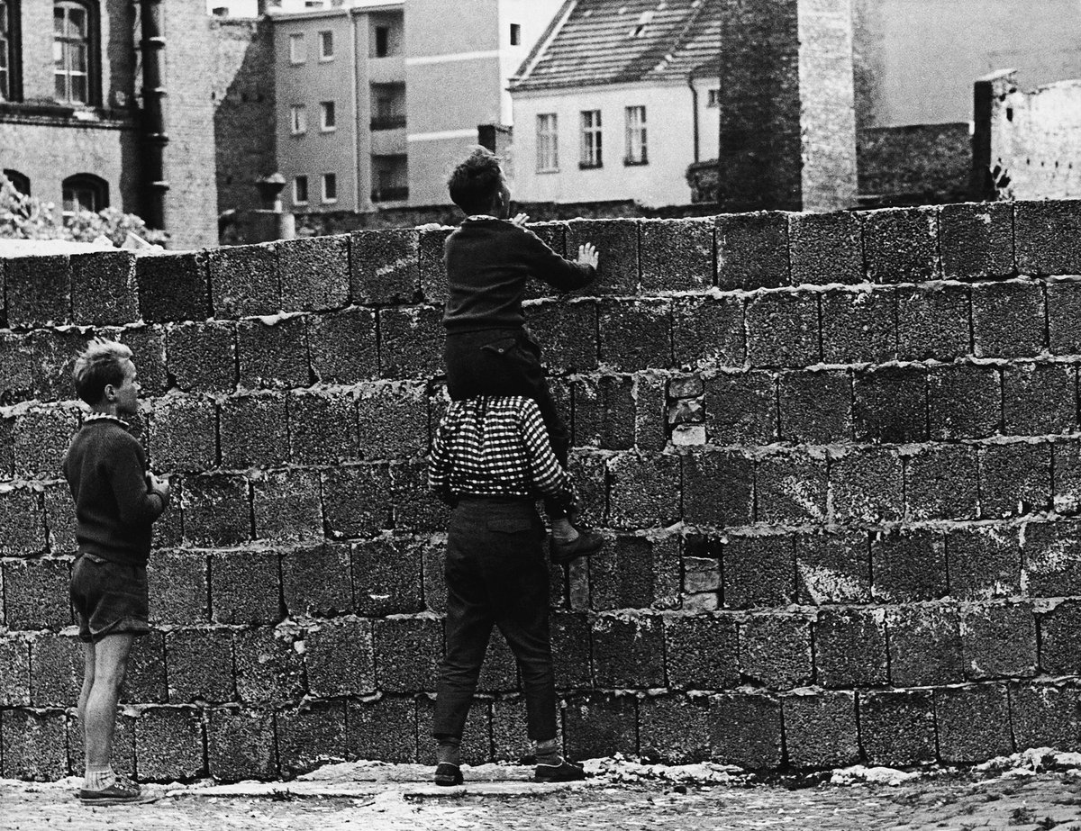 EC_AVService's tweet photo. Today marks the 65th anniversary of the construction of the #BerlinWall.🧱

From 1961 until 1989, it symbolised the political separation of Germany and ultimately Europe.🚧

📸Find historical footage in our #AVArchives.

https://t.co/Yp9pJ8G26Q
https://t.co/LHhUgaBb5l https://t.co/28PTHsL78U
