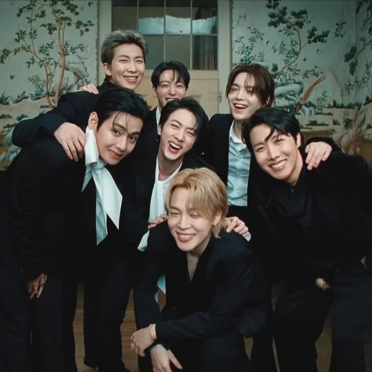 Tulip7bts's tweet photo. WE LOVE YOU BTS 
WE LOVE YOU KIM NAMJOON 
WE LOVE YOU KIM SEOKJIN 
WE LOVE YOU MIN YOONGI 
WE LOVE YOU JUNG HOSEOK 
WE LOVE YOU PARK JIMIN 
WE LOVE YOU KIM TAEHYUNG 
WE LOVE YOU JEON JUNGKOOK https://t.co/mwHkwrxvU6