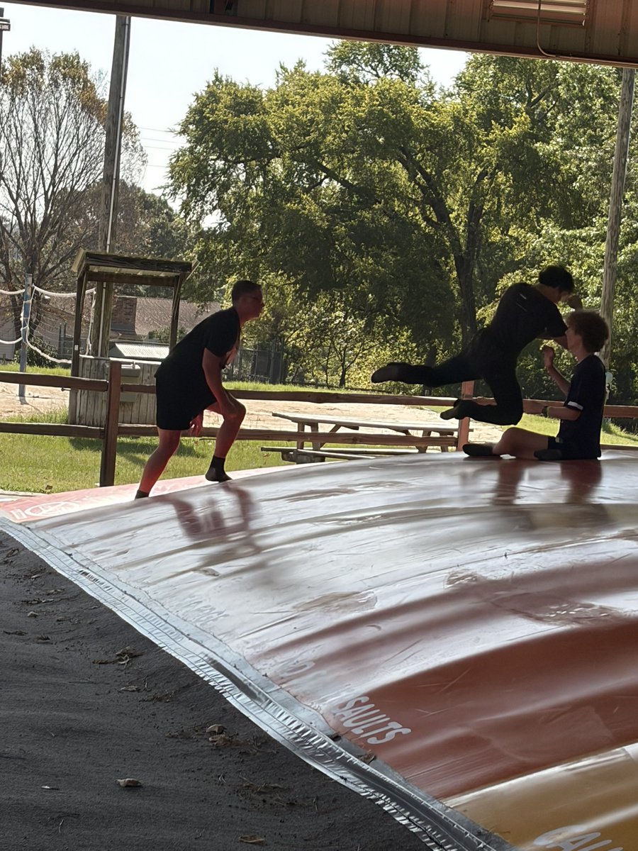 FLHSRulz's tweet photo. Jumping pillow https://t.co/ONDk2SYGTw