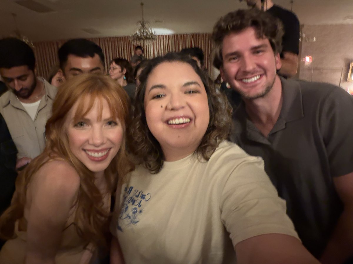 andydara's tweet photo. Met the queen @carlyraejepsen and listened to her two perfect new albums https://t.co/fvbo8khvjH