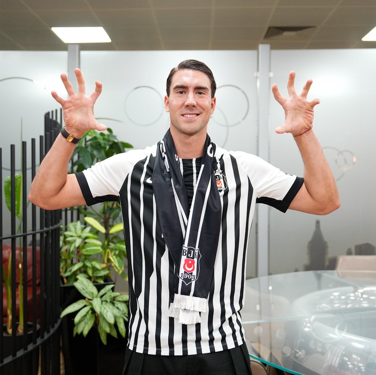 kartalhatti's tweet photo. Vlahovic bu akşam tribünde olacak!

(Murat Özen) https://t.co/Him7ZySNUt