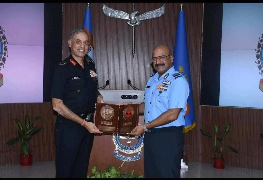 PRODefRjsthn's tweet photo. Strengthening Jointmanship. Synergising Combat Power.
Lt Gen Mohit Malhotra, #ArmyCommander, #SaptaShaktiCommand, visited HQ Western Air Command and held discussions with Air Marshal George Thomas, AOC-in-C, WAC, on key operational and strategic issues.
๐ฎ๐ณโ๏ธ ๐ฌ
The interaction reinforced the commitment towards seamless integration, enhanced interoperability & real-time coordination between the Indian Army and Indian Air Force
Discussions focused on leveraging technology-enabled processes, synchronising capabilities & sharpening joint operational preparedness to meet evolving security challenges along the Western Borders.
One Mission.
One Synergy.
One Resolute Force.
๐ฎ๐ณโ๏ธ๐ค
#IndianArmy
#IndianAirForce
#Jointmanship #OperationalReadiness #TechAbsorption #MultiDomainOperations #SaptaShaktiCommand
@hqwaciaf
@IAF_MCC
@adgpi
@HQ_IDS_India @SpokespersonMoD