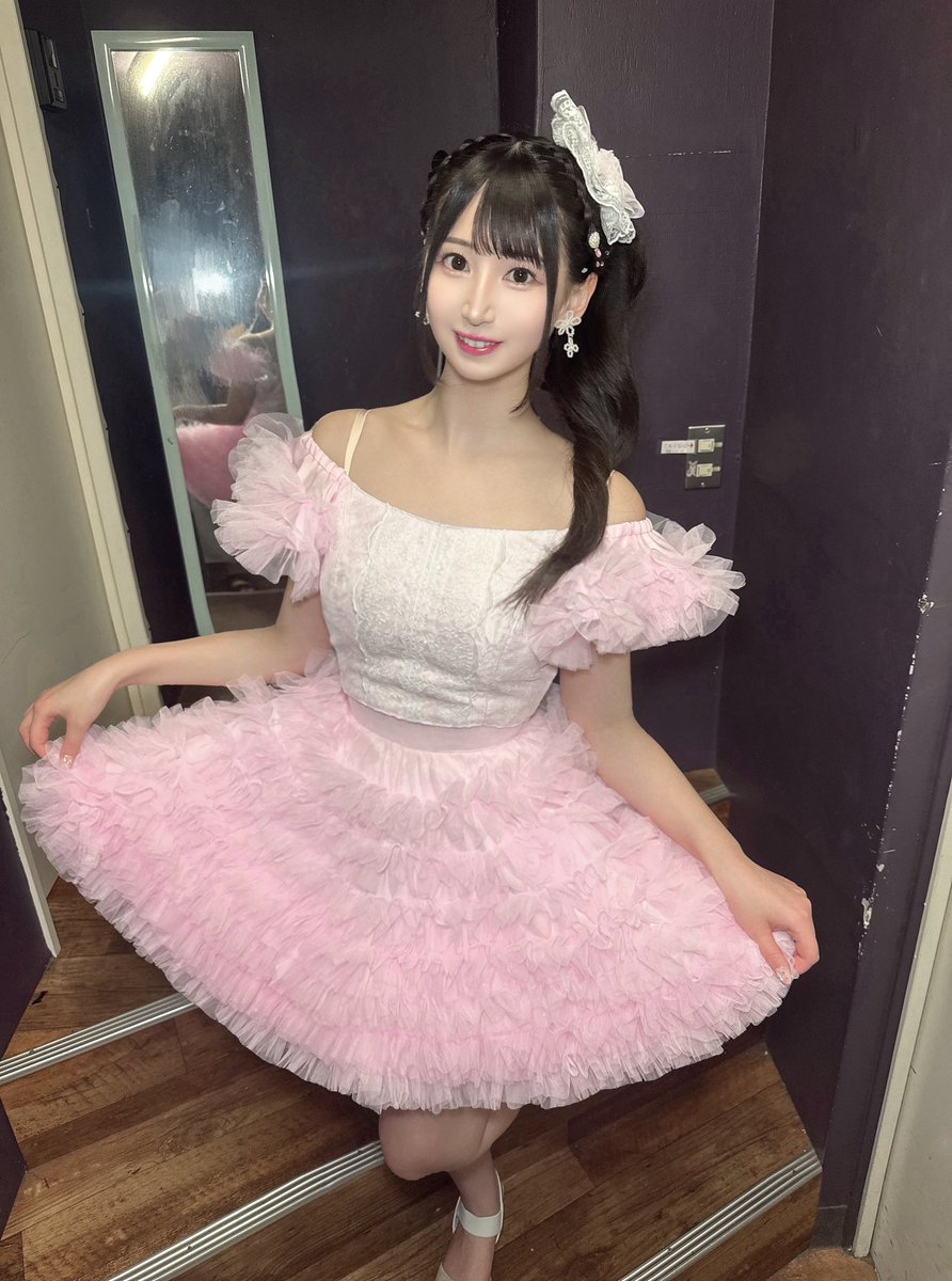 mayuri_tani's tweet photo. #谷麻由里ワンマンライブ 「まゆまゆエアーライン♡✈️」

2つ目の衣装は、爽やかな夏🍧🤍
メイン衣装より目立ち過ぎないように、でも華やかに！清楚に🎐🫧
可愛すぎないレースやお花の刺繍で繊細に🌸
実は、衣装の靴初めてのサンダル👡
夏だ〜👒☀

こっちの衣装もどうですか〜？🎶 https://t.co/bRaWj37R3k