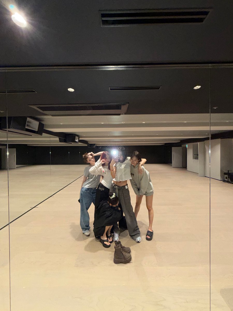 sooinning_pool's tweet photo. 165 쪼끄매져서 다리에 폭 안긴거 ㅈㄴ귀엽고 https://t.co/P20YbKU5xy