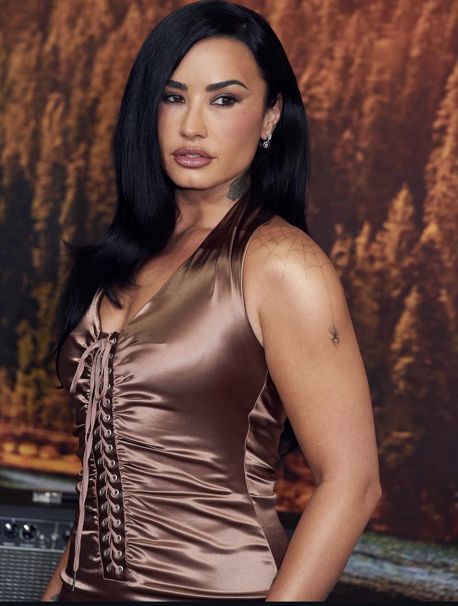kyleepeace2's tweet photo. My idol Demi lovato can’t wait to see her in camp rock 3 https://t.co/LPqW30kjCK