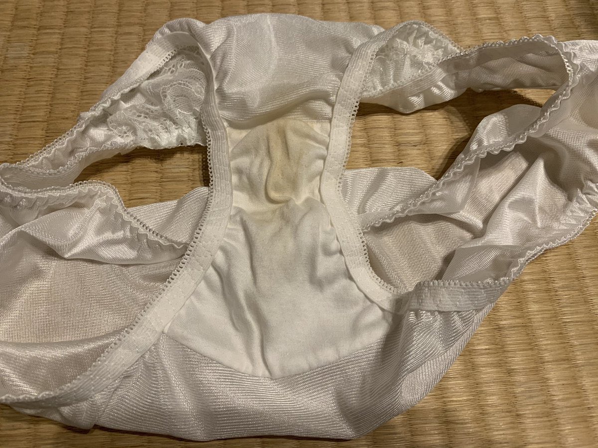 uacpoi's tweet photo. 今日の脱ぎたて！

お風呂前にクンニ大好きな彼女が、クンニしてほしいと駄々こねてきたので、一発クンニでイカせてやりました！
めっちゃおしっこ臭がすごくて、めっちゃしょっぱかった！😂💦w

#彼女下着 #彼女クロッチ #���ロッチ #クロッチ汚れ https://t.co/e0aGBStyCF