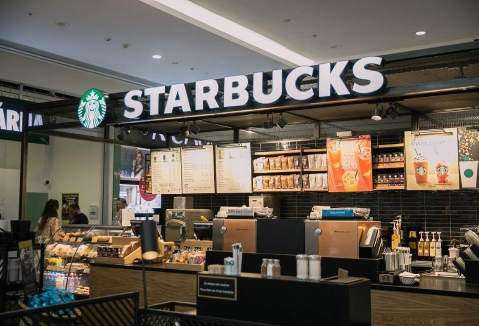 Shoeibasadi's tweet photo. 📍 Top Countries by Starbucks Store Count:
​🇺🇸 United States: ~16,864 stores (Home turf—holding over 41% of all locations globally!)  
​🇨🇳 China: ~8,011 stores (Starbucks’ 2nd largest and fastest-expanding market)  
​🇰🇷 South Korea: ~2,077 stores (Huge coffee culture!)  
​🇯🇵 Japan: ~2,077 stores (The first market outside North America, famous for exclusive seasonal menus)  
​🇨🇦 Canada: ~1,447 stores  
​🇬🇧 United Kingdom: ~1,424 stores  
​🇲🇽 Mexico: ~933 stores  
​🇹🇷 Turkey: ~762 stores
​🔥 Where is Starbucks Most Popular & Density Hotspots?
​United States & China dominate overall numbers, making up over 60% of all Starbucks cafes in the world.  
​South Korea takes the crown for density! Seoul famously has one of the highest numbers of Starbucks stores per capita of any major city globally.  
​Japan remains a fan favorite for unique drink trends and famous seasonal drops like the iconic Sakura series.  
​Where’s your go-to spot for a daily brew? ☕👇
​#Starbucks #CoffeeCulture #GlobalCoffee #StarbucksLovers #CoffeeStats #CoffeeTime @Starbucks