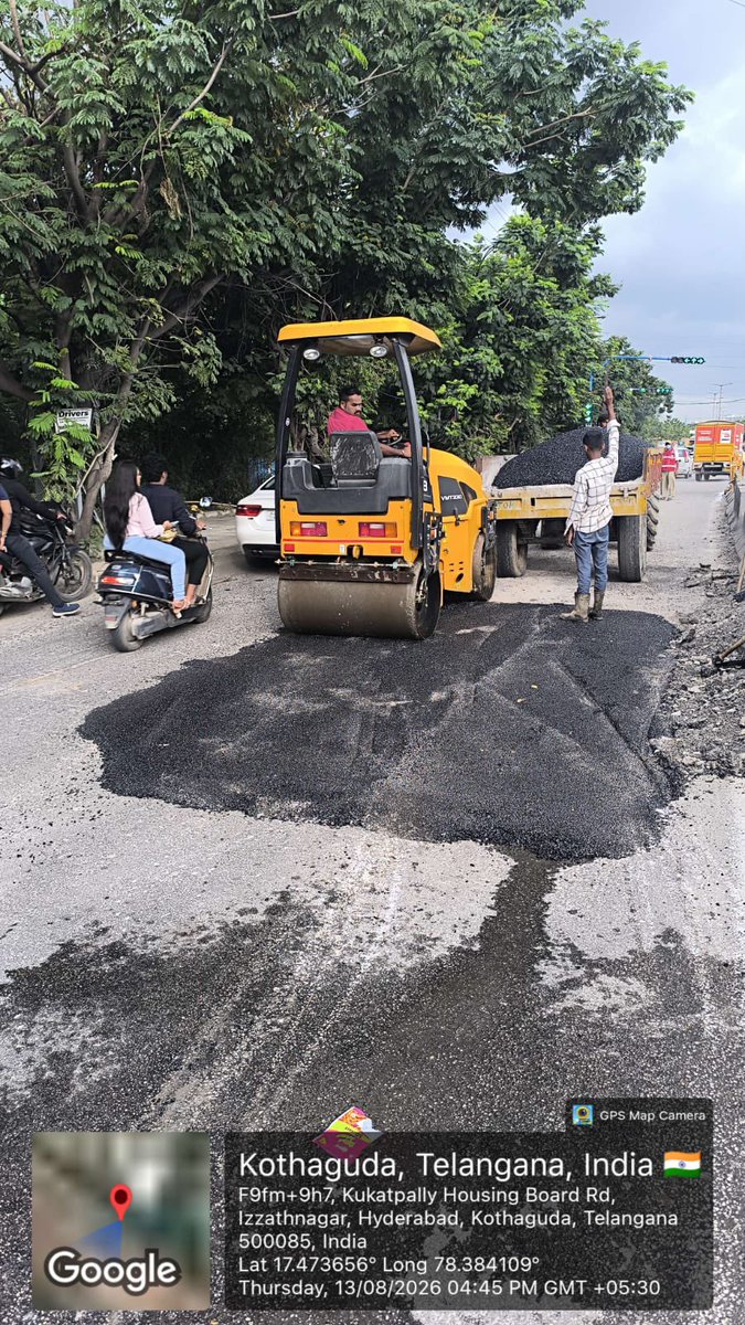DC_Kukatpally's tweet photo. TODAY Wireless set Instruction of @GummallaSrijana ma’am, Road repair works are being taken up at Hafeezpet road Kukatpally Circle–52, @CMC_Offcl to improve road safety and ensure smooth traffic movement. @PrlsecyMAUD  @TelanganaCMO https://t.co/iF2gSrQByQ