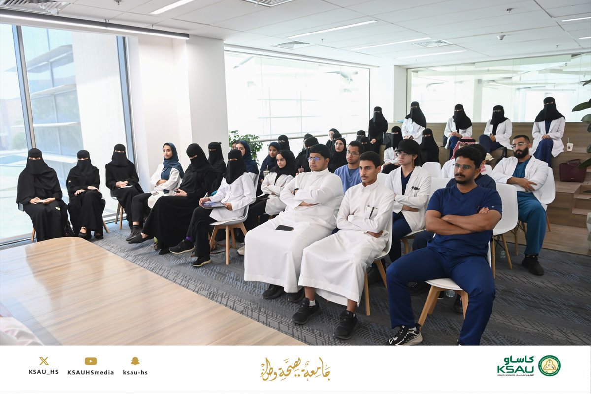 KSAU_HS's tweet photo. اختتمت حاضنة مشكاة للابتكار الصحي بجامعة الملك سعود بن عبدالعزيز للعلوم الصحية الدفعة الثانية من برنامج بناء القدرات الابتكارية، بالشراكة مع منشآت، ضمن جهود الجامعة لتنمية القدرات الوطنية في مجال الابتكار الصحي وتحويل الأفكار الواعدة إلى حلول قابلة للتطبيق.

وشهدت الدفعة إقبالًا واسعًا، حيث تقدم للبرنامج 700 متقدم، قُبل منهم 60 مشاركًا، خاضوا رحلة تطويرية جمعت بين التدريب المتخصص والإرشاد العملي والتطبيقات التفاعلية، وصولًا إلى تطوير مشاريع ابتكارية ذات أثر مستدام.