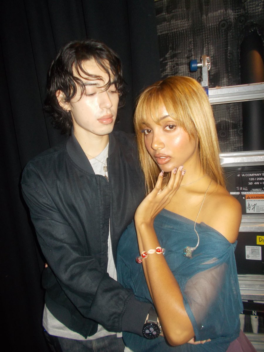 pantheressluv's tweet photo. the sexual tension in this photo omg https://t.co/w3VhDQw4tC