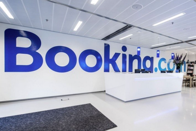 CesarVazquez89's tweet photo. $BKNG - Booking Holdings me parece un negocio de alta calidad. Su foso amplio se apoya en efectos de red y en una escala difícil de replicar: más de 4,5 millones de propiedades, con fuerte presencia en hoteles independientes de Europa y Asia, donde muchos no tienen capacidad propia de marketing. Más del 60 % del tráfico llega de forma directa y el programa de fidelidad genera más de la mitad de las noches reservadas. Eso genera una dependencia persistente de los hoteles hacia la plataforma.

Las preocupaciones del mercado sobre un desplazamiento por agentes de inteligencia artificial me parecen exageradas. Booking no solo agrega inventario: actúa como merchant of record, maneja más de 100 métodos de pago locales y tiene una base de datos verificada que los modelos de lenguaje necesitarán para ofrecer opciones reales. La logística transaccional y el servicio al cliente siguen siendo barreras relevantes.

En el segundo trimestre los ingresos crecieron 8 % (por encima de la guía) y el EBITDA ajustado subió 9 %, impulsados por un aumento del 5 % en noches reservadas. La compañía avanza en un plan de eficiencia que busca extraer 650 millones de dólares en costos hacia 2027 y proyecta expandir el margen operativo del 33 % actual hacia el 38 % en una década. El crecimiento de reservas se estima en torno al 7 % anual promedio a largo plazo.

Hoy cotiza cerca de los 212 dólares, con un fair value de referencia en 217 dólares. Está prácticamente en valor justo. Cuando una empresa de este perfil se acerca a su precio razonable, el margen de seguridad se estrecha y la probabilidad de volatilidad negativa aumenta. 

Por eso, después de una ganancia cercana al 25 % en unos pocos meses, decidimos cerrar la posición. Sigo confiando en el negocio a largo plazo, pero prefiero rotar hacia otras opciones donde veo una asimetría de riesgo-beneficio más atractiva. 
Este mecanismo de comprar cuando el relato se desvía de los fundamentales y vender cuando el precio se alinea con el valor intrínseco es, en mi experiencia, lo que ayuda a mantener el portafolio más estable.

🔎Fuente de datos: @fiscal_ai | MorningstarInc | Company filings 

⚠️ Análisis a título informativo desde mi punto de vista. No es recomendación de inversión.