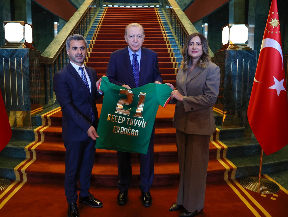 amedskofficial's tweet photo. BİLGİLENDİRME 

Cumhurbaşkanı Sayın Recep Tayyip Erdoğan’ın daveti üzerine, Trendyol Süper Lig’e yükselen kulüplerin başkan, teknik direktör ve futbolcularının katılımıyla Cumhurbaşkanlığı Külliyesi’nde bir buluşma gerçekleştirildi.

Buluşmaya Kulüp Başkanımız Nahit Eren, Asbaşkanımız Şengül Saruhanoğlu, Teknik Direktörümüz Besnik Hasi ile futbolcularımız Mehmet Yeşil ve Cem Üstündağ katıldı.

Gerçekleştirilen görüşmede başkanlarımız, teknik direktörümüz ve futbolcularımız tek tek söz alarak, sporun birleştirici, dayanışma ve barış duygularını güçlendirmesindeki rolüne vurgu yaparak, yeni sezonun tüm kulüplerimiz açısından başarılı, centilmence ve fair-play ruhu içerisinde geçmesi temennisinde bulundu.

Heyetimiz, sporun dostluk, kardeşlik ve dayanışma duygularını güçlendiren yönünün tribünlere de yansımasının önemine dikkat çekerek, Trendyol Süper Lig 2026-2027 sezonunun tüm kulüplerimiz için hayırlı ve başarılı olması dileğinde bulundu.

Yeni sezonun tüm kulüplerimiz için hayırlı ve başarılı geçmesini diliyor, nazik davetleri için Cumhurbaşkanı Sayın Recep Tayyip Erdoğan’a teşekkür ediyoruz.
