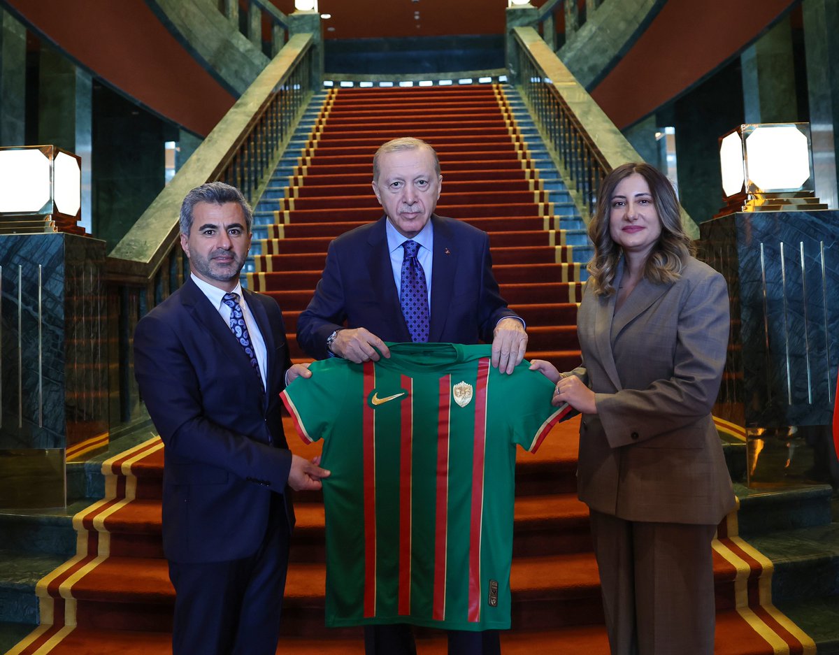 amedskofficial's tweet photo. BİLGİLENDİRME 

Cumhurbaşkanı Sayın Recep Tayyip Erdoğan’ın daveti üzerine, Trendyol Süper Lig’e yükselen kulüplerin başkan, teknik direktör ve futbolcularının katılımıyla Cumhurbaşkanlığı Külliyesi’nde bir buluşma gerçekleştirildi.

Buluşmaya Kulüp Başkanımız Nahit Eren, Asbaşkanımız Şengül Saruhanoğlu, Teknik Direktörümüz Besnik Hasi ile futbolcularımız Mehmet Yeşil ve Cem Üstündağ katıldı.

Gerçekleştirilen görüşmede başkanlarımız, teknik direktörümüz ve futbolcularımız tek tek söz alarak, sporun birleştirici, dayanışma ve barış duygularını güçlendirmesindeki rolüne vurgu yaparak, yeni sezonun tüm kulüplerimiz açısından başarılı, centilmence ve fair-play ruhu içerisinde geçmesi temennisinde bulundu.

Heyetimiz, sporun dostluk, kardeşlik ve dayanışma duygularını güçlendiren yönünün tribünlere de yansımasının önemine dikkat çekerek, Trendyol Süper Lig 2026-2027 sezonunun tüm kulüplerimiz için hayırlı ve başarılı olması dileğinde bulundu.

Yeni sezonun tüm kulüplerimiz için hayırlı ve başarılı geçmesini diliyor, nazik davetleri için Cumhurbaşkanı Sayın Recep Tayyip Erdoğan’a teşekkür ediyoruz.