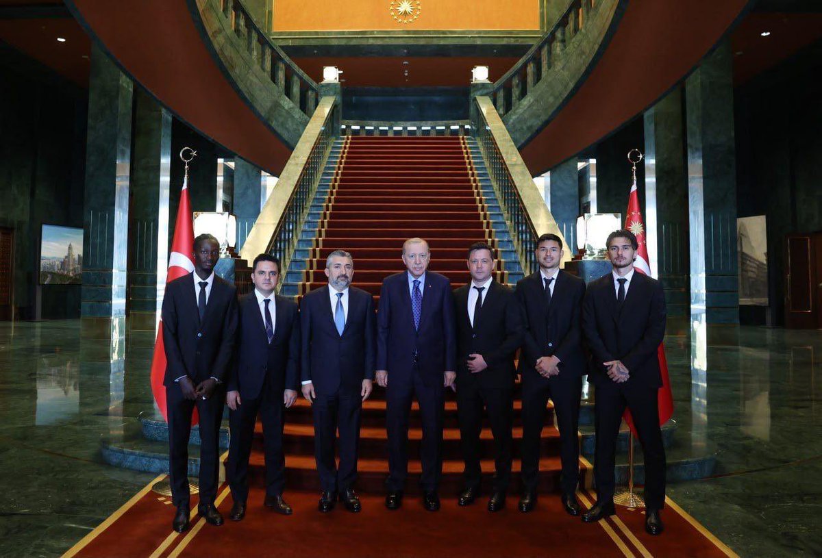 savasbalcik's tweet photo. Cumhurbaşkanımız Sayın Recep Tayyip Erdoğan’ın, Süper Lig’de yeni bir yolculuğa çıkan ARCA Çorum FK’mızı kabul etmeleri bizler için büyük bir onur ve mutluluk oldu.

Sayın Cumhurbaşkanımıza futbol oynadığı yıllarda taşıdığı 9 numaradan ilhamla hazırladığımız ARCA Çorum FK formamızı takdim ettik.

Kulübümüze ve Türk futboluna gösterdikleri yakın ilgi, kıymetli kabulleri ve nazik misafirperverlikleri için Sayın Cumhurbaşkanımız Recep Tayyip Erdoğan’a şükranlarımı sunuyorum.