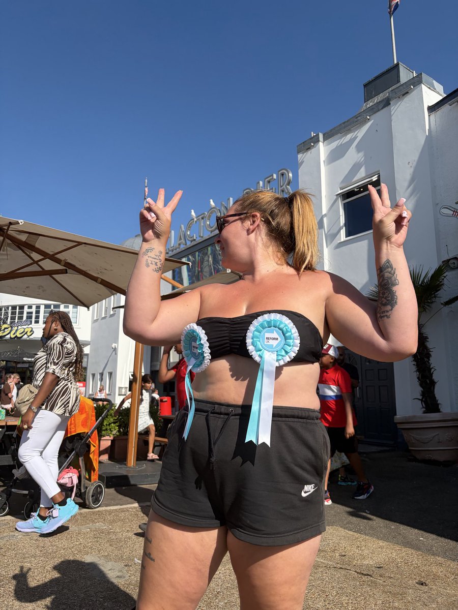 CllrScottHussey's tweet photo. Clacton residents busting with support for Nigel today 🇬🇧🇬🇧🇬🇧☀️☀️☀️👙👙👙⛱️⛱️⛱️🩵🩵🩵👍👍👍 with @CllrJackWhite and Cllr Catchpole @reformparty_uk @ReformDaily_ @Nigel_Farage https://t.co/kktYtGTpmQ
