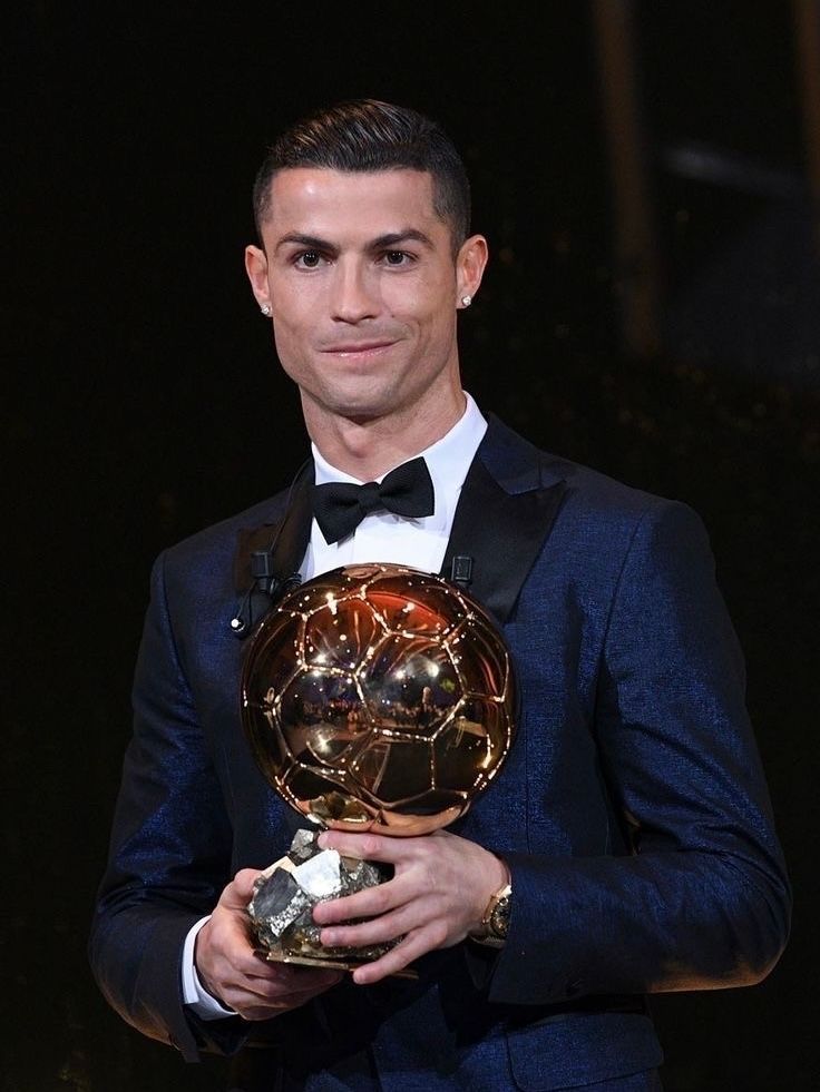 ActuCR7_'s tweet photo. 𝗔𝗨𝗖𝗨𝗡 𝗝𝗢𝗨𝗘𝗨𝗥 𝗗𝗔𝗡𝗦 𝗟’𝗛𝗜𝗦𝗧𝗢𝗜𝗥𝗘 𝗗𝗨 𝗙𝗢𝗢𝗧𝗕𝗔𝗟𝗟 𝗡’𝗔 𝗥𝗘𝗠𝗣𝗢𝗥𝗧𝗘́ 𝗣𝗟𝗨𝗦 𝗗𝗘 𝗗𝗜𝗦𝗧𝗜𝗡𝗖𝗧𝗜𝗢𝗡𝗦 𝗠𝗔𝗝𝗘𝗨𝗥𝗘𝗦 𝗤𝗨𝗘 𝗖𝗥𝗜𝗦𝗧𝗜𝗔𝗡𝗢 𝗥𝗢𝗡𝗔𝗟𝗗𝗢 🇵🇹 : 𝟭𝟲 ! 🤯🐐

🏆 5 Ballons d’Or
🏆 6 Globe Soccer Awards
🏆 3 distinctions UEFA du meilleur joueur
🏆 2 FIFA The Best

Son éternel rival Lionel Messi 🇦🇷 en totalise 14. 👀