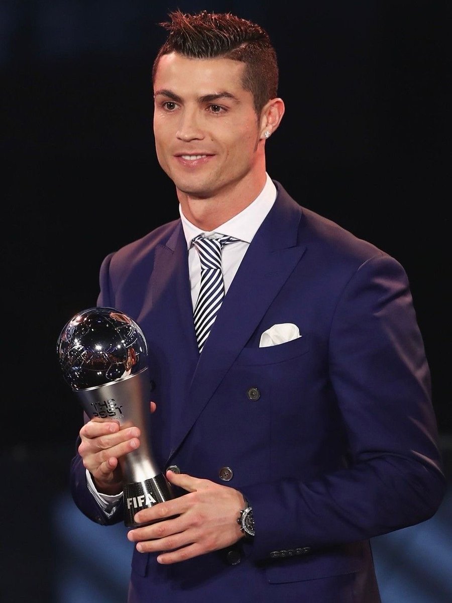ActuCR7_'s tweet photo. 𝗔𝗨𝗖𝗨𝗡 𝗝𝗢𝗨𝗘𝗨𝗥 𝗗𝗔𝗡𝗦 𝗟’𝗛𝗜𝗦𝗧𝗢𝗜𝗥𝗘 𝗗𝗨 𝗙𝗢𝗢𝗧𝗕𝗔𝗟𝗟 𝗡’𝗔 𝗥𝗘𝗠𝗣𝗢𝗥𝗧𝗘́ 𝗣𝗟𝗨𝗦 𝗗𝗘 𝗗𝗜𝗦𝗧𝗜𝗡𝗖𝗧𝗜𝗢𝗡𝗦 𝗠𝗔𝗝𝗘𝗨𝗥𝗘𝗦 𝗤𝗨𝗘 𝗖𝗥𝗜𝗦𝗧𝗜𝗔𝗡𝗢 𝗥𝗢𝗡𝗔𝗟𝗗𝗢 🇵🇹 : 𝟭𝟲 ! 🤯🐐

🏆 5 Ballons d’Or
🏆 6 Globe Soccer Awards
🏆 3 distinctions UEFA du meilleur joueur
🏆 2 FIFA The Best

Son éternel rival Lionel Messi 🇦🇷 en totalise 14. 👀