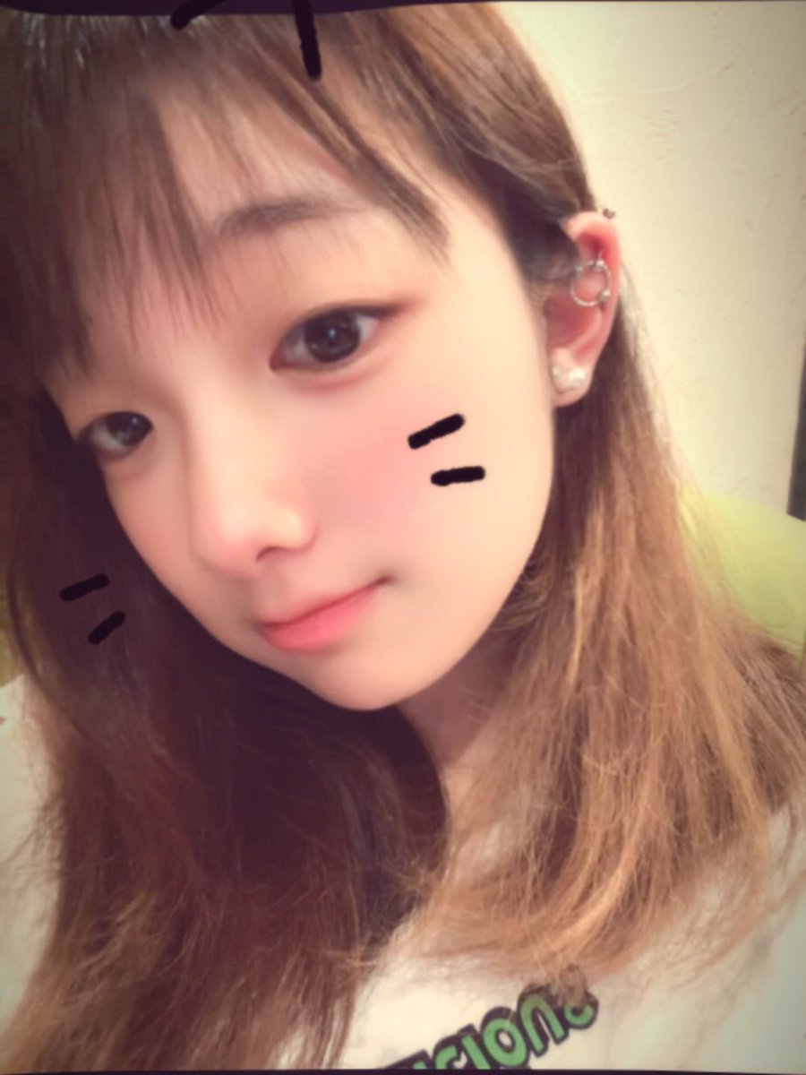 Pom6_20's tweet photo. 友達の家でお泊まり💚
おつぱれツイートいっつも忘れちゃうからもう帰りの電車でしようかな

何投稿したらいいの？？？

困ったら自撮りをあげろと教わったので
加工バチバチ？お風呂上がりすっぴんを載せときます！！

ついでに新しく開けたピアス自慢🥰 https://t.co/TMRphWufQy