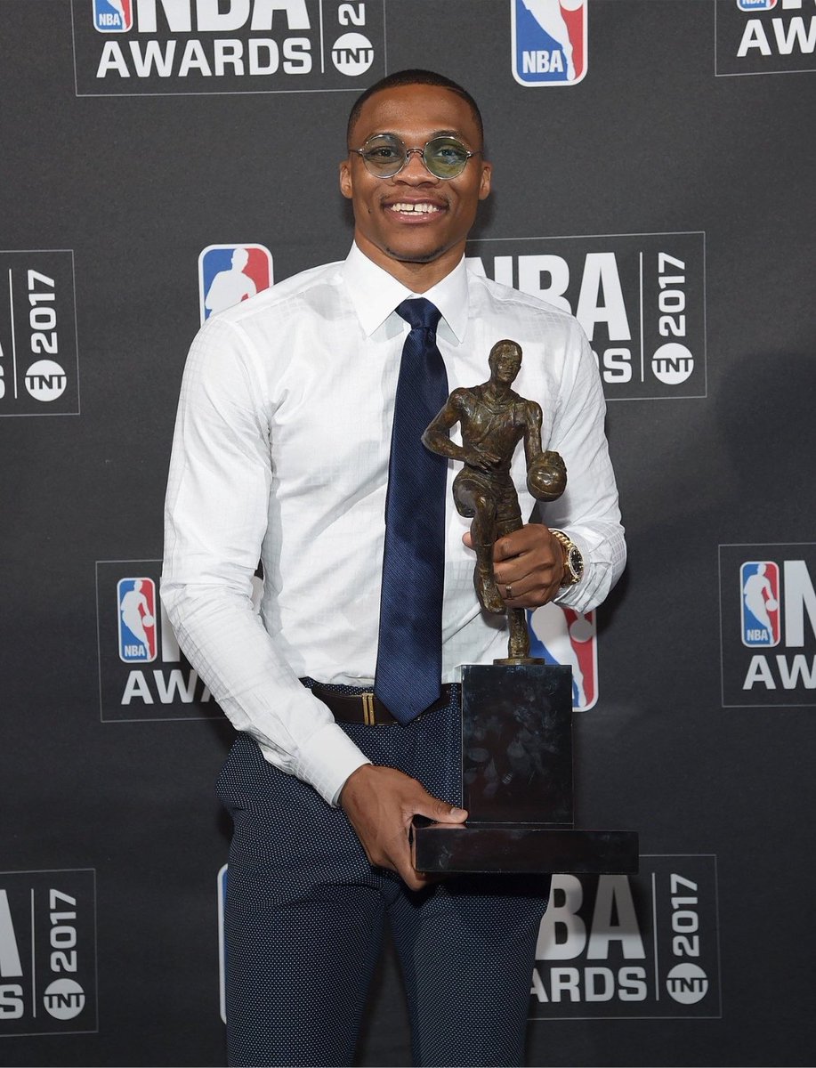 pisounalinha's tweet photo. Uma coisa muito foda da história de Russell Westbrook e que o torna ainda mais inspiradora, é sua trajetória antes da NBA.

O menininho Russ entrou no ensino médio com 1.73m e apenas 63kg… só foi ser titular do time de Leuzinger, a escola em que se formou na Califórnia, durante o 3º ano.

Até os 17 anos, acredite, ele não conseguia sequer ENTERRAR.

As primeiras ofertas de bolsa de estudos vieram na faculdade vieram tarde, ele não era considerado um grande prospecto na reta final da escola.

Ficou perto de faculdades como Creighton ou San Diego, que até tem mais notoriedade recente nos últimos anos, mas nunca tiveram a relevância de UCLA, que foi a universidade que representou e jogou ao lado de nomes como Kevin Love.

E digamos que muita coisa precisou acontecer para Westbrook chegar lá.

1. O assistente técnico de UCLA, Kenny Keating, era um grande fã do armador e o convenceu a esperar um pouco mais… ele jogou até abril do 3º ano na escola sem acertar com ninguém ou sequer apalavrar qualquer contrato.

2. Jordan Farmar era o armador de UCLA antes de Westbrook chegar… ele deveria ter ficado mais um ano por lá, mas se tornou profissional após um ano de destaque, sendo selecionado pelo Los Angeles Lakers.

3. Só assim uma vaga de bolsa de estudos foi aberta e Westbrook chegou a UCLA.

Além de tudo isso, há uma história mais trágica por trás de tudo.

Westbrook chamou a atenção de UCLA, mas o verdadeiro nome que tinha os holofotes em sua escola era seu melhor amigo, Khelcey Barrs III.

Barrs já recebia ofertas de bolsa de estudos no 2º ano… mas ele nunca esquecia de Russ.

Os dois tinham uma promessa: jogar juntos em UCLA.

A promessa foi decisiva, porque Barrs faleceu em 2004, devido a uma condição cardíaca não diagnosticada a época.

Russ nunca se esqueceu, ele atravessava o bairro onde moravam para ir até a casa da avó do amigo para fazer tarefas após sua morte.

Em meio ao trauma de perder o melhor amigo, ele cresceu 18 centímetros e teve média de 25 pontos por jogo no 3º ano, quando tudo aconteceu, se tornando calouro de UCLA, com todo o contexto apresentado antes.

O primeiro ano de Westbrook em UCLA não foi bom. 

Titular uma única vez, acertando 1 de 11 arremessos contra West Virgínia, sendo expulso por faltas… ele não foi um calouro histórico na faculdade.

Westbrook inclusive era reserva de um contemporâneo na NBA, o armador Darren Collison, que jogou no Indiana Pacers e outras equipes.

Mas no ano seguinte, sua 2º temporada, assumiu a titularidade da equipe após uma lesão de Collison e explodiu.

Novamente, após poucas expectativas, ele cresceu.

Foi o jogador defensivo do ano na conferência Pac-10.

Da perda do melhor amigo estrela, a um desempenho não muito empolgante e um corpo pequeno e magro na escola, passando pela adaptação não muito fácil a faculdade… ele se tornou a PICK 4 do Draft de 2008 na NBA.

O resto, definitivamente é a história, de um cara que trabalhou duro desde a escola até todos os seus 1.300 jogos na carreira.

Quantos saltos improváveis ele conseguiu dar, não?

Nos pulsos, uma das pulseiras diz “Why Not?” Uma das frases mais famosas de sua carreira.

Na outra, “KB3”, as inicias do melhor amigo que não só honrou, mas representou na NBA e na vida.

Como disse em uma entrevista… Westbrook foi campeão muito antes da NBA.