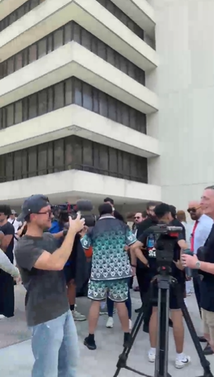 TRWPill's tweet photo. 🚨About 100 Tate fans are doing what BLM protests could NEVER: 

An ENITRELY PEACEFUL protest of an actual issue.

They said Tate was a bad influence, but his fans are acting with the UPMOST RESPECT! #FreetheTates https://t.co/d2YpmeXAFx