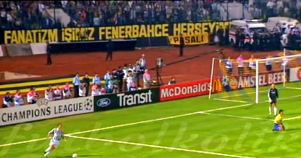 Mecmua1907's tweet photo. "Fenerbahçe, Galatasaray maçı seyirciler için iki gün önceden başladı. Maç akşamı Tarlabaşı'nda birbirine giren iki takım taraftarları, cumayı cumartesiye bağlayan gece de Fenerbahçe Stadı çevresinde ikinci randevuyu gerçekleştirdiler. Daha doğrusu Fenerbahçeliler, Galatasaraylıların gelmesini beklediler. İstekleri olmayınca güvenlik kuvvetleri ile dalaştılar. Polisin 'cop' kullanması, taraftarın 'Burası Türkiye, İsrail değil' sloganını kullanmasına yol açtı.

Stat çevresinde sabahlayanlar, geçirdikleri süre içinde bir mezeevini ve manavı yağmalayıp akşam kayıntılarını çıkardılar. Gecenin bir vakti, yağmur altında, titreyerek ertesi gün başlayacak maçı beklemenin anlamını ise bir Fenerbahçe taraftarı şöyle açıkladı: 'Beşiktaşlı ve Galatasaraylılarınki takım sevgisi, bizimki hastalık.'

Bu arada bir polisin, yakaladığı bir fanatiğe, 'Sen komünist misin, polisi taşlıyorsun?' demesine verilen 'Yoooo. Ben Fenerbehçeliyim.' cevabı uzun süre espri konusu oldu.

Fenerbahçe Stadı'nın kapılan saat 08.30'da açıldı. Bu dakikada 5 bin kadar Fenerbahçeliye karşın 150'ye yakın Galatasaray taraftarı vardı. Bu durum herkes tarafından şaşkınlıkla karşılanırken, gerilimi yüksek maç bitene kadar olaysız, bittikten sonra tartışmalı oldu.

90 dakikanın bitiş düdüğüyle birlikte Derwall - Denizli yedek kulübesinde beş dakika mahsur kaldı. Fenerbahçeli taraftarlar tribünlerden kopardıkları tahta parçaları, bıçak ve bozuk paralan Sarı-Kırmızılıların yedek kulübesine atarken, ilk önce Derwall koşarak kulübeyi terk etti.

Fenerbahçe amigoları daha önce baklavalarını yemeyen Csernai'ye verdikleri 'ültimatom'u, pazartesi günü gerçekleştireceklerini açıkladılar. Amigolar, 'Eğer Csernai pazartesi günü antrenman sahasına adımını atarsa, onun leşi dışarı çıkar.' diyerek görüşlerini belirttiler."

Kaynak: Milliyet (20 Mart 1988).

Not: Bu olaylardan yaklaşık bir sene sonra Fenerbahçeliler bir Avrupa maçı öncesi polisle çatışırken sahilde ters çevrilen bir polis arabası denize atıldı. Yine aynı gece Mecidiyeköy'de maça sabahlayanlardan 81 kişiyi yakalayan emniyet mensupları, Fenerbahçelileri Bakırköy Deliler Hastanesine muayeneye götürdü. İlk defa yapılan bu uygulama, günümüzün Spor Büro'sunun yeni çıktığı zamana denk gelir. Nitekim devlet yetkilileri, 1989 yılı eylülünde, Fenerbahçeliler üzerinde fanatizmin delilikle alakalı durumuna dair bir çalışma yürüttüler.

O gün deliler hastanesine götürülen insanları çok aradım. Üç kişiye doğrudan ulaştım. Yaşadıklarını anlattılar.

Hastanedeki muayene sonrasındaki doktor raporu ise basına şöyle yansıdı:
"Şu ana kadar 81 taraftar ile konuştuk. Hiçbirinde ruhi dengesizlik bulamadık. Fanatiklik bir delilik değil bir kişilik bozukluğudur. Bunun da tedavisi mümkün değildir."

Spor Büro’nun kurulduğu ilk yılda yapılan bu gözdağı tutuklaması üç gün sürmüştü. Devlet, 80 Darbesi’nden sonra iyice yükselişe geçen fanatizm olaylarının önüne geçmek için bir hamle yapmıştı. Burada da hedef elbette maçtan saatler öncesinde sokaklarda bulunan Fenerbahçeliler olmuştu. Sarı lacivert tutkunlar tutuklandılar, deliler hastanesinde korkutuldular, fişlendiler ve bu durum uzun yıllar boyunca karşılarına çıktı.

Fakat bu olay Fenerbahçelileri etkilemedi. 1990’lar Fenerbahçelilik tarihinin en kanlı kapışmalarının olduğu devir oldu. Yaşanan olaylardan sonra günlerden bir gün Fenerbahçe Stadı'na yığılan insanlar tribünlere akın ettiler. Stat yine hınca hınç doldu. Tribünler yine tezahüratlara tam güçle başladı. Bu esnada hem stattakiler hem de evinde ekran başında karşılaşmayı seyredenler tribünlerde lacivert bir kumaşın üzerine sarıyla yazılmış bir pankart gördüler. Yazı şöyle okunuyordu:

FANATİZM İŞİMİZ FENERBAHÇE HER ŞEYİMİZ