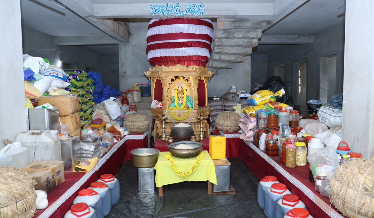 ShankaraPeetha's tweet photo. #ಅನ್ನಬ್ರಹ್ಮ_ಚಾತುರ್ಮಾಸ್ಯ - ದಿನ 16

*ಸರ್ವಸೇವೆ: ಕುಮಟಾ ಮಂಡಲ
*ಪಾರಂಪರಿಕ ಖಾದ್ಯ: ಬಾಳೆಹಣ್ಣಿನ ಕಡಬು, ಮಾವಿನಕಾಯಿ ಬೂತಗೊಜ್ಜು, ಎಲೆಬದಿಗೆ ಕುಡಿ ತಂಬುಳಿ, ಅಕ್ಕಿ ಕಡ್ಲೆಬೇಳೆ ಪಾಯಸ 

13-08-2026
ಅಶೋಕೆ, ಗೋಕರ್ಣ

|| ಅನ್ನಂ ಬ್ರಹ್ಮೇತಿ ವ್ಯಜಾನಾತ್ ||

#ಅನ್ನಬ್ರಹ್ಮ #ಚಾತುರ್ಮಾಸ್ಯ #Annabrahma #Chaturmasya https://t.co/d0qjiy49aR