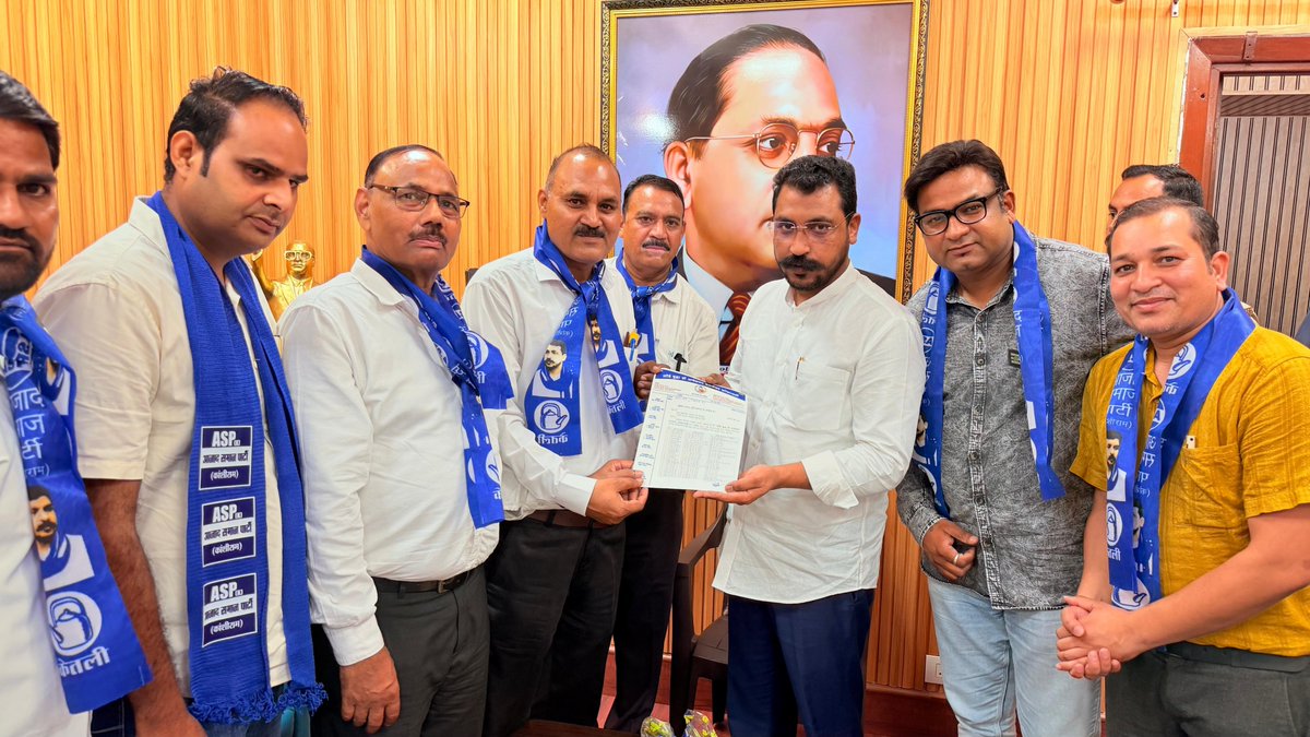AzadSamajParty's tweet photo. माननीय राष्ट्रीय अध्यक्ष, भीम आर्मी चीफ एवं नगीना से लोकप्रिय सांसद भाई चंद्रशेखर आज़ाद जी के विचारों, संघर्ष और सामाजिक न्याय के मिशन से प्रेरित होकर जनपद गौतम बुद्ध नगर से बसपा के जिला उपाध्यक्ष भाई हरिश्चंद्र गौतम जी ने अपने सैकड़ों साथियों के साथ माननीय राष्ट्रीय अध्यक्ष भाई चंद्रशेखर आज़ाद जी के नेतृत्व में आज़ाद समाज पार्टी (कांशीराम) की सदस्यता ग्रहण की।

इस अवसर पर पार्टी के उत्तर प्रदेश कोर कमेटी सदस्य भाई दिनेश आज़ाद जी, गौतम बुद्ध नगर जिला सलाहकार भाई डॉ. भारत भूषण जी, भाई ओमप्रकाश मधुर जी (एडवोकेट), जिला कोषाध्यक्ष भाई अरविंद कुमार जी सहित वरिष्ठ पदाधिकारीगण एवं समर्पित कार्यकर्ता उपस्थित रहे। सभी ने नवसदस्यों का गर्मजोशी से स्वागत करते हुए उन्हें बधाई एवं शुभकामनाएँ दीं।

आजाद समाज पार्टी (कांशीराम) का यह निरंतर बढ़ता हुआ परिवार सामाजिक न्याय, समानता एवं भारतीय संविधान की रक्षा के लिए एक सशक्त जनआंदोलन का स्वरूप ले रहा है। पार्टी का उद्देश्य एक समतामूलक समाज की स्थापना करना है, जहाँ प्रत्येक व्यक्ति को समान अवसर, सम्मान और न्याय प्राप्त हो।

आजाद समाज पार्टी (कांशीराम) भाई हरिश्चंद्र गौतम जी एवं उनके सभी नवआगंतुक साथियों का हार्दिक स्वागत एवं अभिनंदन करती है तथा सामाजिक परिवर्तन, सामाजिक न्याय और और उन्हें सामाजिक बदलाव के इस आंदोलन में सहभागी बनने के लिए बधाई देती है।

जय भीम | जय भारत | जय संविधान | जय भाईचारा।