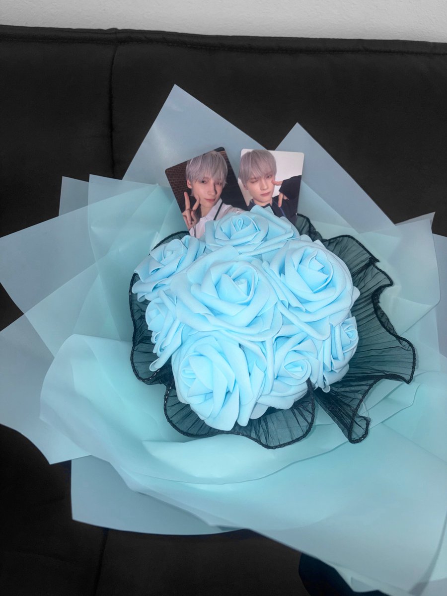 hkliyq's tweet photo. 花束も可愛く作れて大成功🩵 https://t.co/n4uQIoNCh4