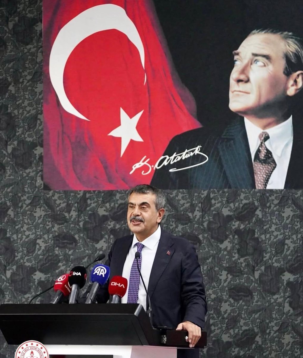 ercanturk28's tweet photo. “Terörsüz Türkiye süreci; Türkiye’de kardeşliği, milli birliği ve beraberliği tahkim etmeyi hedef olarak ortaya koyan yaklaşımdır.

Bu yolda da, Milli Eğitim Bakanlığı olarak öğretmenlerimizle, öğrencilerimizle ve velilerimizle birlikte yürümeye devam edeceğiz.”

@Yusuf__Tekin https://t.co/FbTmllqv6R