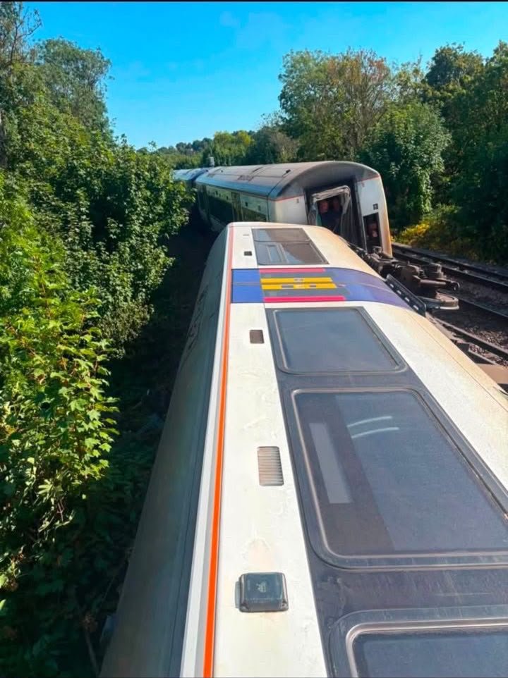 JoshR319's tweet photo. Major train derailment in Lewes, involving a derailed Southern train. #Lewes 

Hopefully there are no serious injuries onboard. 

(Not my pics) https://t.co/kxVWYa5eyd