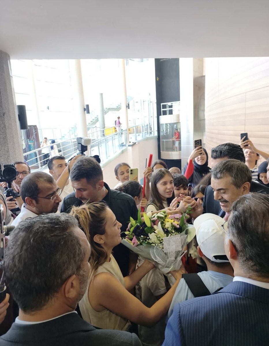 tugceegozukara's tweet photo. Sayın Bakanım, ailelerimizi bir araya getirecek il emri müjdesini sizden duymayı gönülden diliyoruz. Umudumuz ve güvenimiz tam. @Yusuf__Tekin @cftcblnt #MaarifAilesininMimarıTekin https://t.co/XPIdDBtYUl