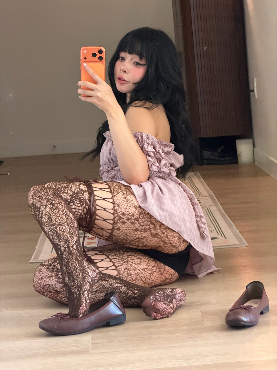 xbbunnyyx's tweet photo. from the front or the back? 🧡 https://t.co/H13j4KKLZK