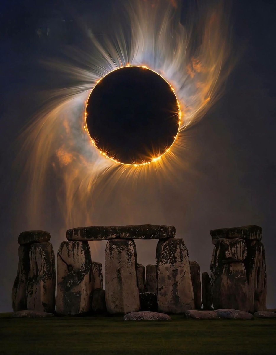 astrooalert's tweet photo. This is what Totality looks like.

'Ring of fire' solar eclipse at it peak photographed over Stonehenge. https://t.co/lv0eoPZIcP