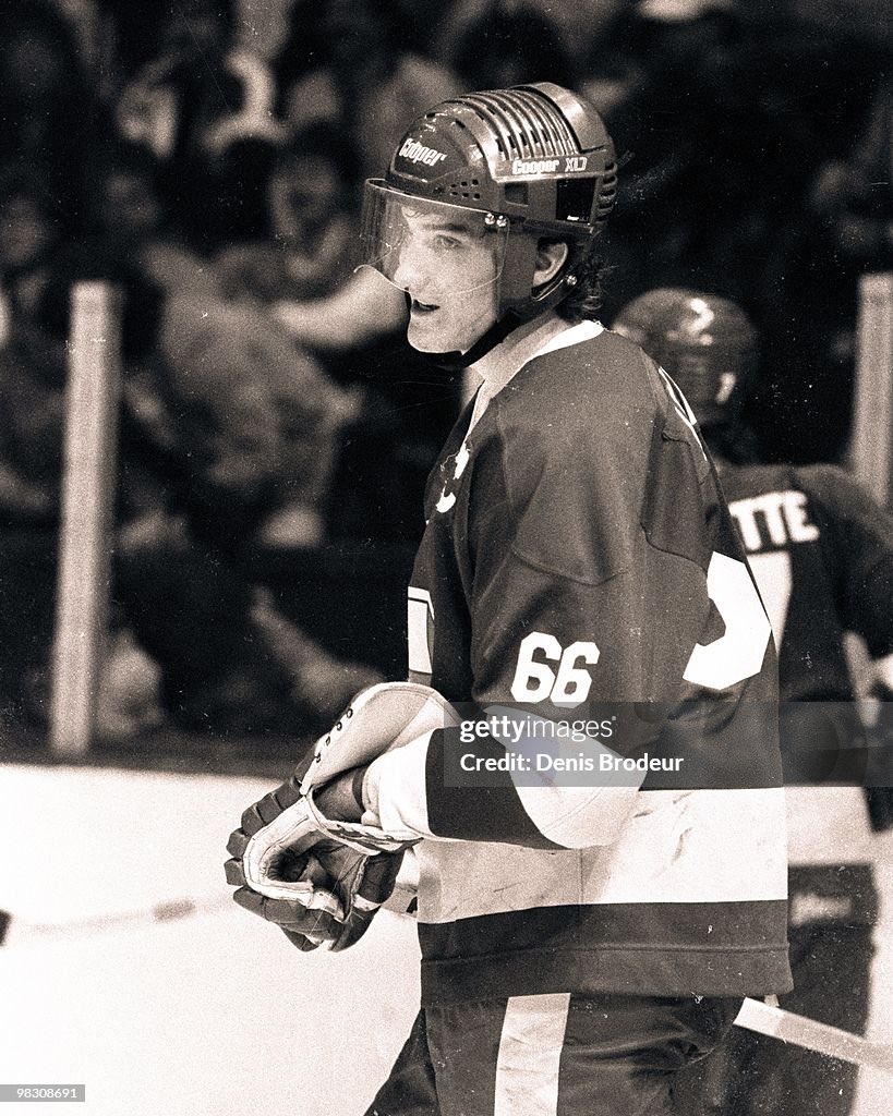 RobLeth's tweet photo. @LaughlinSXM Mario had some bad buckets. The Jofa model he wore in the NHL was also no fun to look at. https://t.co/TBnt9K5SJ8