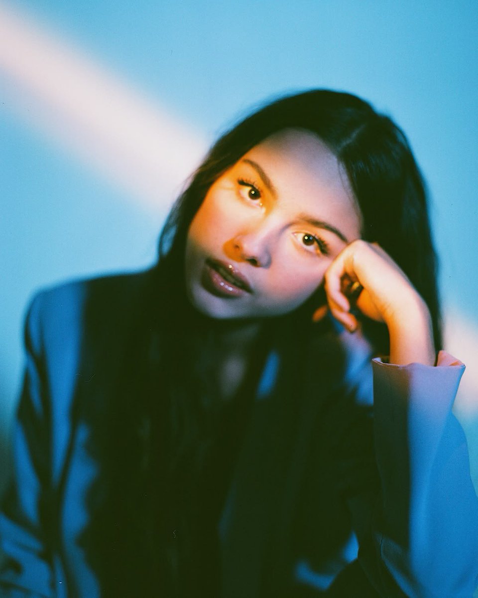 AboutNWJNSMusic's tweet photo. NewJeans joins Taylor Swift, Billie Eilish, and Olivia Rodrigo as the only female artists to have every track from an album/EP reach 300 million streams on Spotify. https://t.co/JvCXczRFCQ