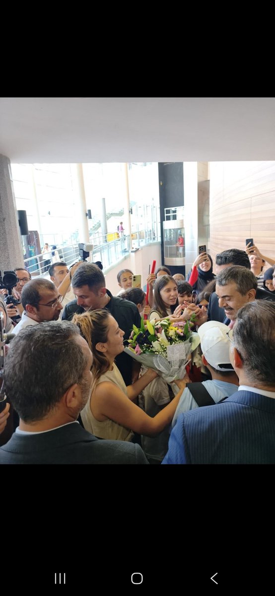 ozgullkiz48's tweet photo. Sayın Bakanım, sorunlarımıza ve öğretmenler odasındaki sesimize her zaman kulak veren yaklaşımınız bizlere güç veriyor. Aile bütünlüğümzn sağlanması ve mağduriyetlerin giderilmesi adına İl Emri müjdenizi sabırsızlkla bekliyoruz
​@Yusuf__Tekin
@cftcblnt
#MaarifAilesininMimarıTekin https://t.co/gl9NRJrECa