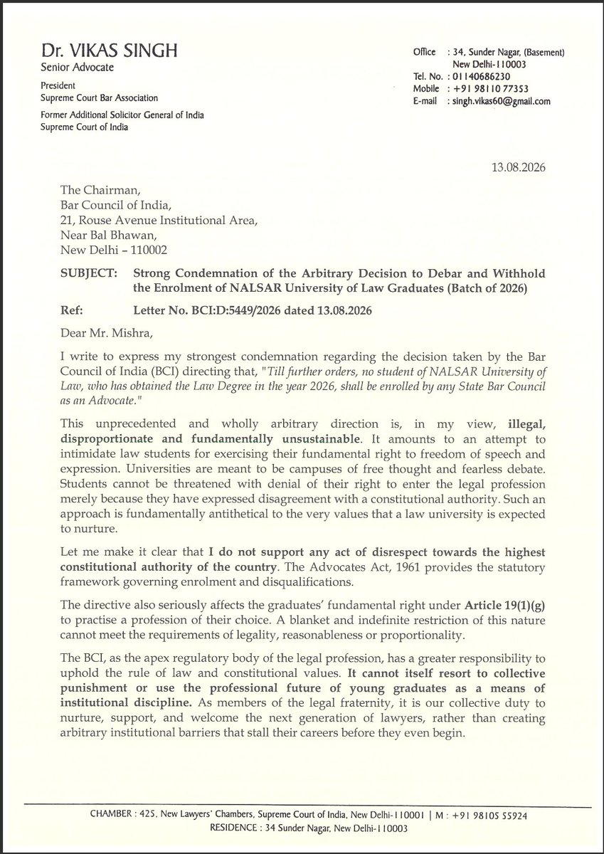 LiveLawIndia's tweet photo. Senior Advocate Vikas Singh condemns BCI Chairman Manan Kumar Mishra's order to stop the enrolment of NALSAR graduates for campaigning against the Chief Justice of India.

(BCI has since revoked the direction against NALSAR students) https://t.co/hDZqwaXqjD