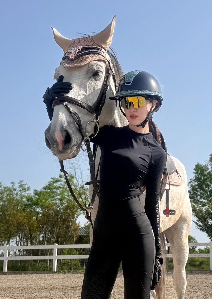 Kijuedg's tweet photo. It’s my first time taking a photo with a horse, and it looks so gentle and well behaved. https://t.co/647Yd6ujhF