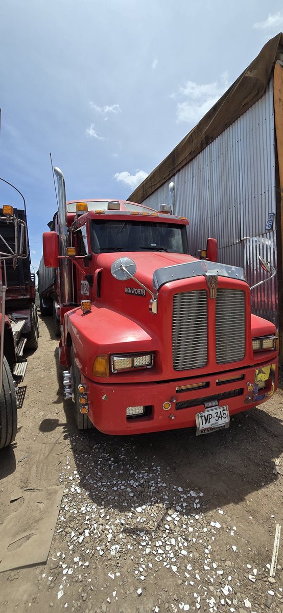 Theo_Gonzalez's tweet photo. ¡Gente, pillen esto y organicémonos! 

Transportes Planet, empresa familiar de @Lizaraso28, hizo alianza con Lafayette, Geomatrix y Gradezco. 

Hay 3 mulas como las de la 1ra foto para llevar ayudas al Valle del Cauca y Chocó.

La 1ra está casi lista para salir al Valle 🧵⬇️ https://t.co/UdYX62lE39