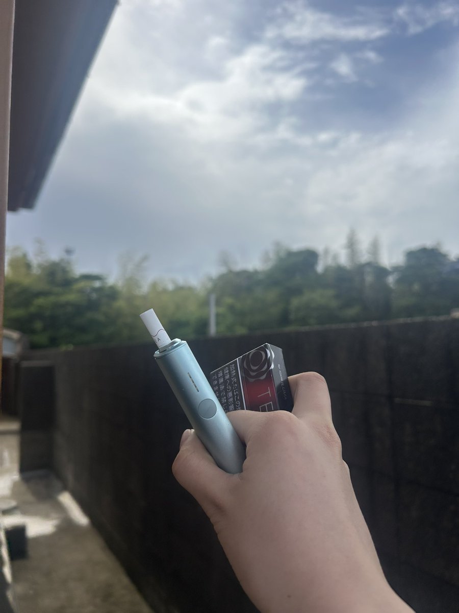 ca___aat's tweet photo. 田舎でぐーすか寝て弟とゲームして飯食って🚬の生活 https://t.co/pAtAVClF1u