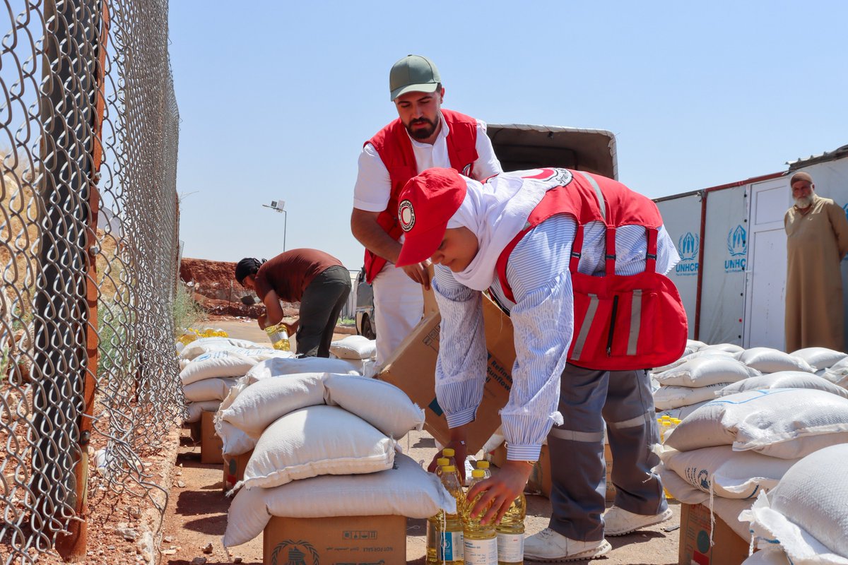 SYRedCrescent's tweet photo. #SARC volunteers distributed 1,219 food parcels to families in Aq Burhan Camp, rural #Aleppo, helping meet basic needs and ease hardships, with support from @WFP . https://t.co/42QTnqXBsY