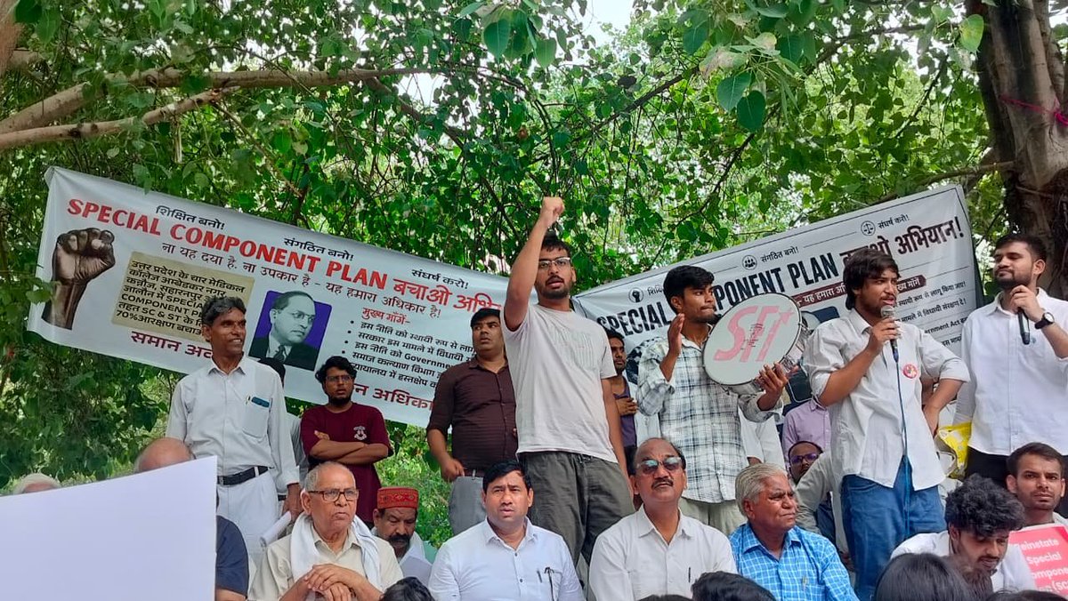dr_adrenaline19's tweet photo. चार मेडिकल कॉलेज:अंबेडकर नगर,कन्नौज जालौन और सहारनपुर के राजकीय मेडिकल कॉलेज,जिन्हें पूर्व मुख्यमंत्री @Mayawati जी के कार्यकाल में बनाया गया था।
इन कॉलेजों में एक स्पेशल कंपोनेंट प्लान के तहत छात्रों को प्रवेश दिया जाता था,जिसमें लगभग 70% सीटें SC/ST (अनुसूचित जाति/अनुसूचित जनजाति) के छात्रों के लिए आरक्षित थीं।
छात्रों को आशंका है कि आगामी NEET 2026–27 काउंसलिंग में इन संस्थानों में वर्तमान 70% SC/ST आरक्षण को घटाकर सामान्य आरक्षण व्यवस्था लागू किया जा सकता है।
छात्र अब नई काउंसलिंग और सीट मैट्रिक्स को अंतिम रूप दिए जाने से पहले सरकार से हस्तक्षेप की मांग कर रहे हैं
 @arvind_kumar__ @SurajKrBauddh