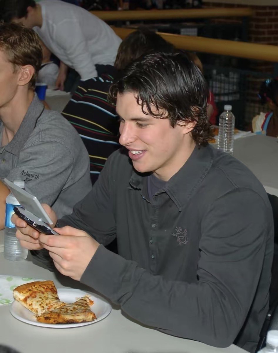 LAZ4RUSRIS1NG's tweet photo. That Nintendo DS was something serious to him omg look at that smile https://t.co/xr6EVELm99