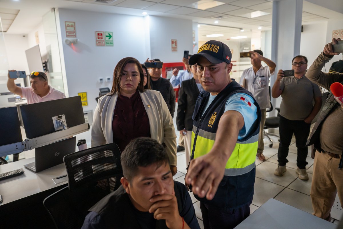 VeronicaYonzIca's tweet photo. Ica necesita tecnología y más policías en las calles. El C5 cuenta con 500 cámaras y 10 módulos de intervención. Acompañaré la gestión para asignar 100 nuevos policías y fortalecer la seguridad ciudadana. 💪🇵🇪

#Ica #SeguridadCiudadana #VeronicaYonz https://t.co/bQ3thFIvJT