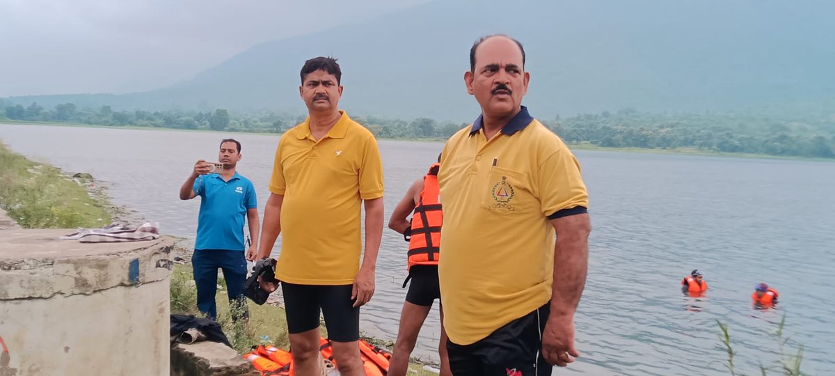 BJNN02's tweet photo. *Water Rescue Training Jamshedpur: खाली ड्रम और बोतलों से बचाई जा सकती है डूबते की जान! डिमना लेक में रेल सिविल डिफेंस के जवानों ने किया 'वाटरमैनशिप' का खास अभ्यास #RescueTraining #WaterRescue #DimnaLake #JharkhandNews #JamshedpurUpdates https://t.co/QHMH3pEY9o https://t.co/CVVZV8Vnff