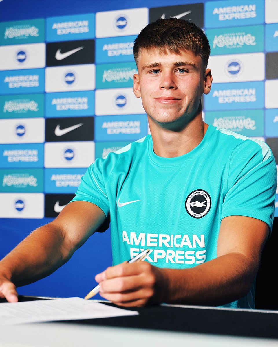 BHAFC's tweet photo. Harry's Albion journey continues. 🤩💫 

The teenage forward has signed a new contract with the club until 2029 before joining Leicester City on a season-long loan. Congratulations &amp; good luck, Harry! 💙🤍